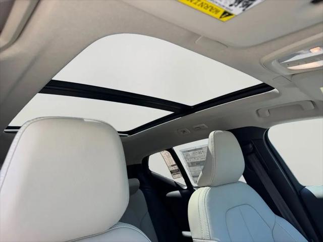 2026 Volvo XC40 Ultra, B5 AWD Gas (mild hybrid), Dark