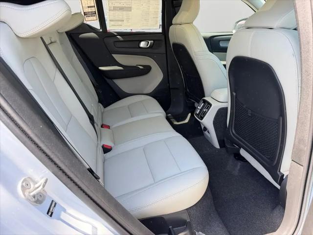 2026 Volvo XC40 Ultra, B5 AWD Gas (mild hybrid), Dark