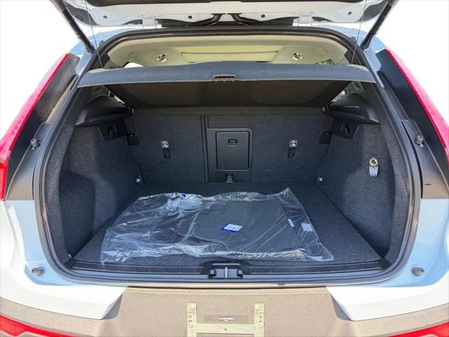 2026 Volvo XC40 Ultra, B5 AWD Gas (mild hybrid), Dark