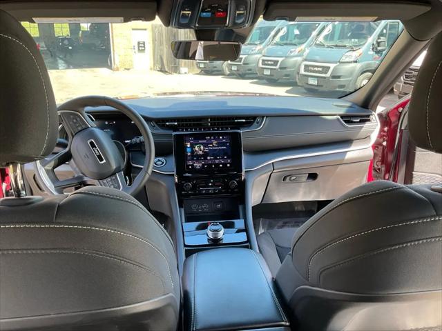 2025 Jeep Grand Cherokee Laredo 4x4