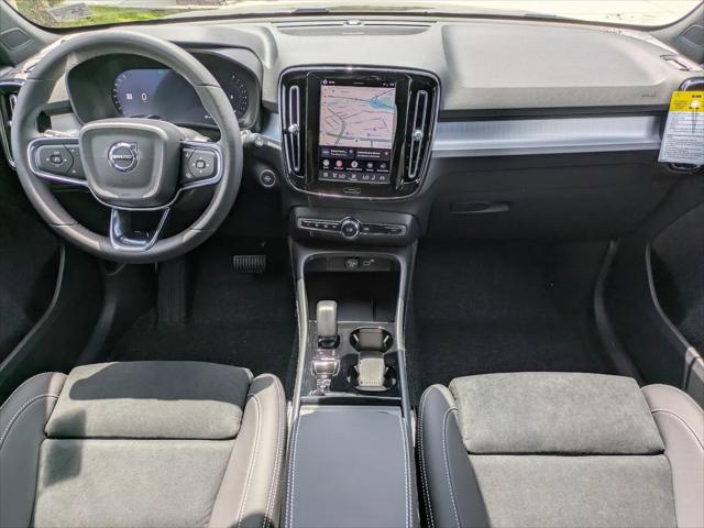 2026 Volvo XC40 Black Edition Ultra, B5 AWD Gas (mild hybrid)