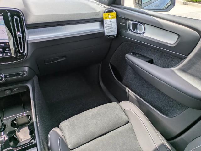 2026 Volvo XC40 Black Edition Ultra, B5 AWD Gas (mild hybrid)
