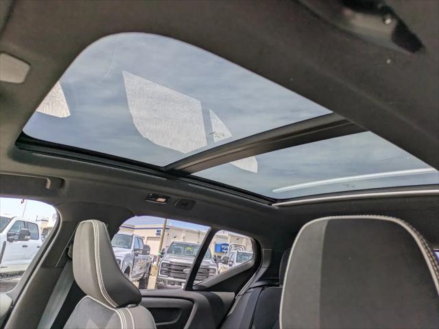 2026 Volvo XC40 Black Edition Ultra, B5 AWD Gas (mild hybrid)