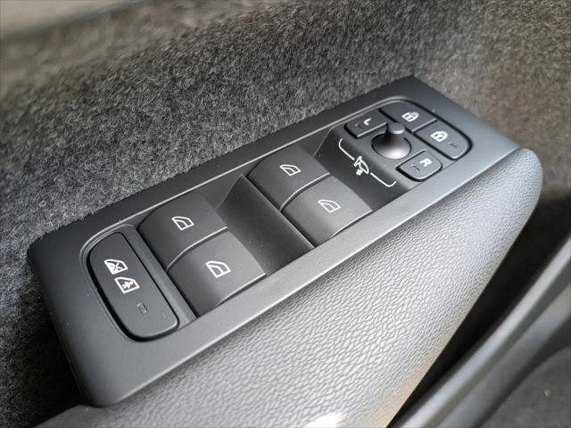 2026 Volvo XC40 Black Edition Ultra, B5 AWD Gas (mild hybrid)