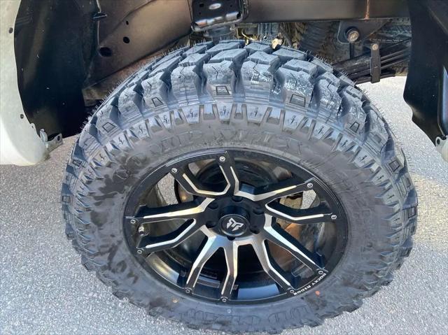 2023 Nissan Titan Crew Cab SV 4x4