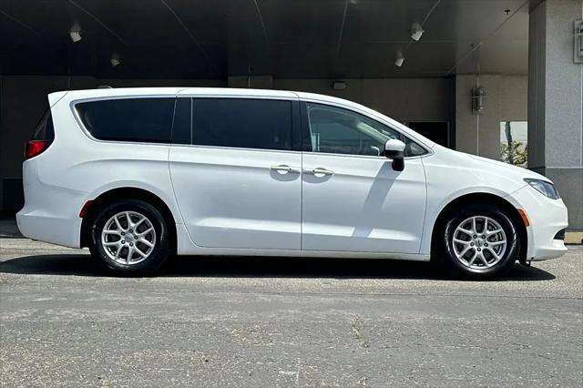 2022 Chrysler Voyager LX