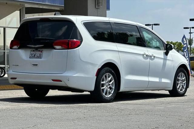 2022 Chrysler Voyager LX