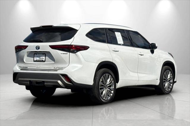 2022 Toyota Highlander Hybrid Platinum