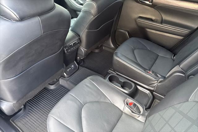 2022 Toyota Highlander Hybrid Platinum