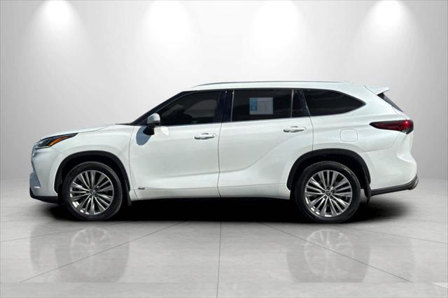 2022 Toyota Highlander Hybrid Platinum