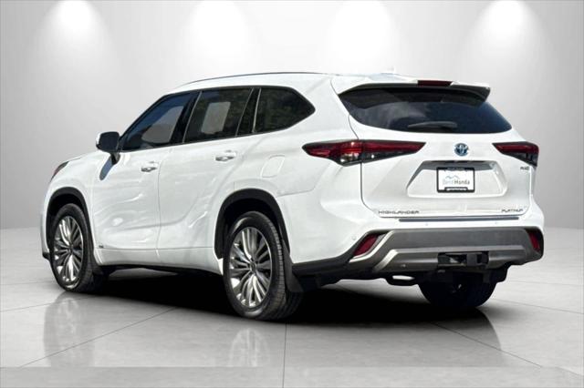 2022 Toyota Highlander Hybrid Platinum
