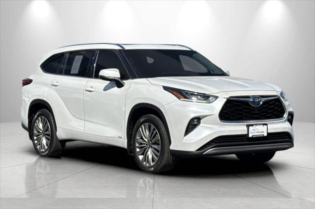 2022 Toyota Highlander Hybrid Platinum