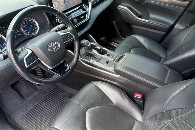 2022 Toyota Highlander Hybrid Platinum