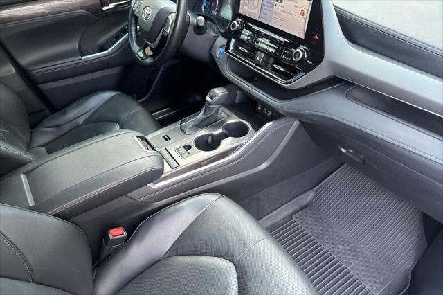 2022 Toyota Highlander Hybrid Platinum