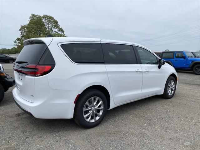 2027 Chrysler Pacifica PACIFICA SELECT AWD