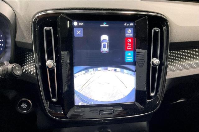 2023 Volvo XC40 B5 Plus Dark Theme