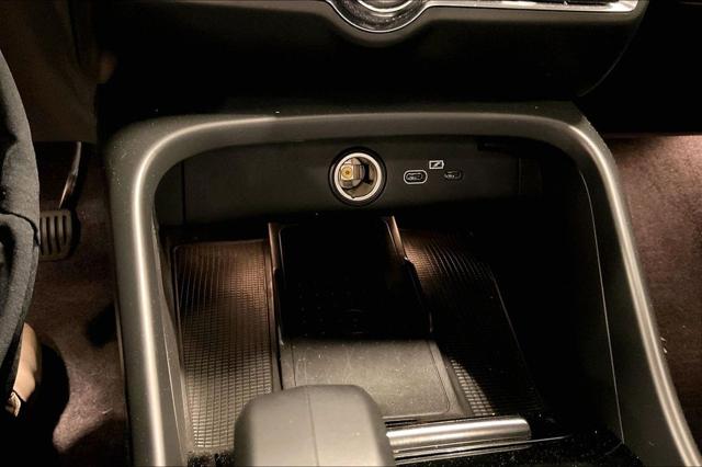 2023 Volvo XC40 B5 Plus Dark Theme