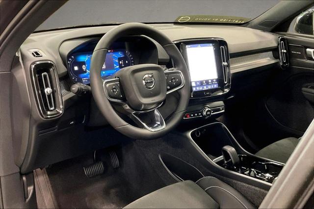 2023 Volvo XC40 B5 Plus Dark Theme