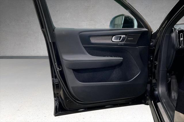 2023 Volvo XC40 B5 Plus Dark Theme