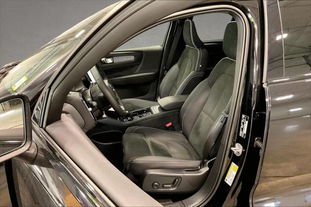 2023 Volvo XC40 B5 Plus Dark Theme