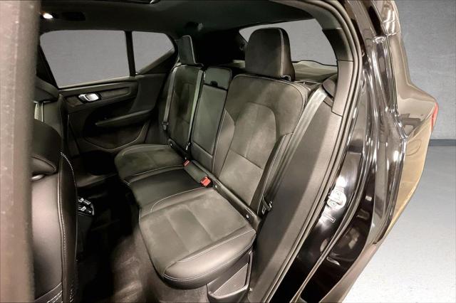 2023 Volvo XC40 B5 Plus Dark Theme