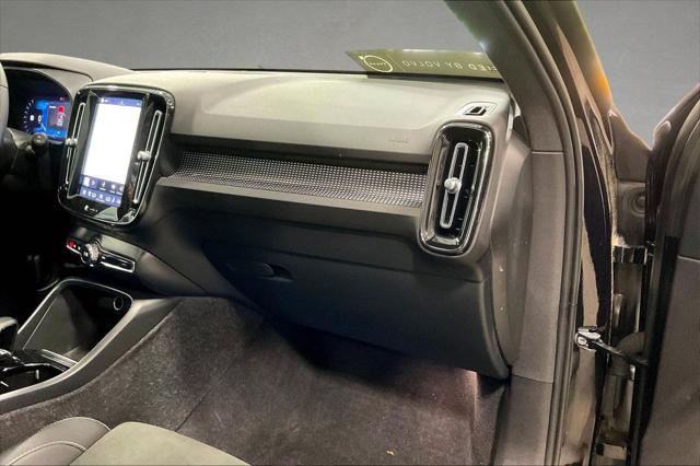 2023 Volvo XC40 B5 Plus Dark Theme