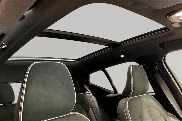 2023 Volvo XC40 B5 Plus Dark Theme