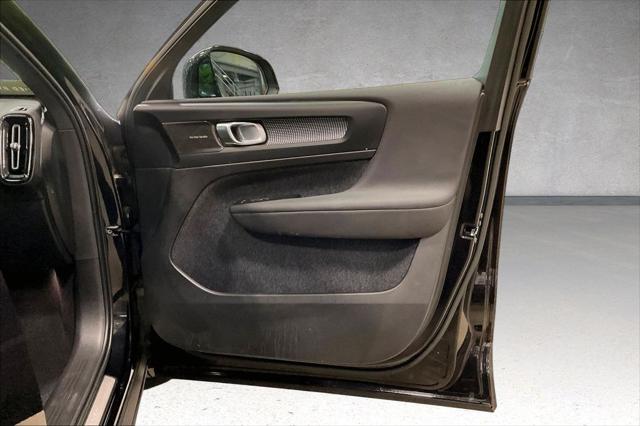 2023 Volvo XC40 B5 Plus Dark Theme