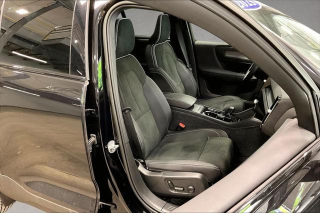 2023 Volvo XC40 B5 Plus Dark Theme