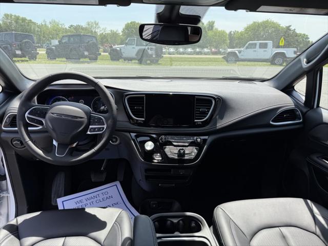 2027 Chrysler Pacifica Select