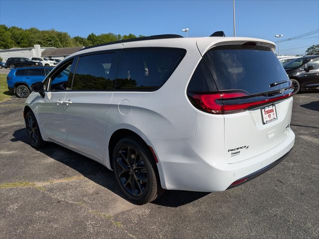 2027 Chrysler Pacifica Limited AWD