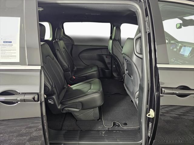 2027 Chrysler Pacifica Select