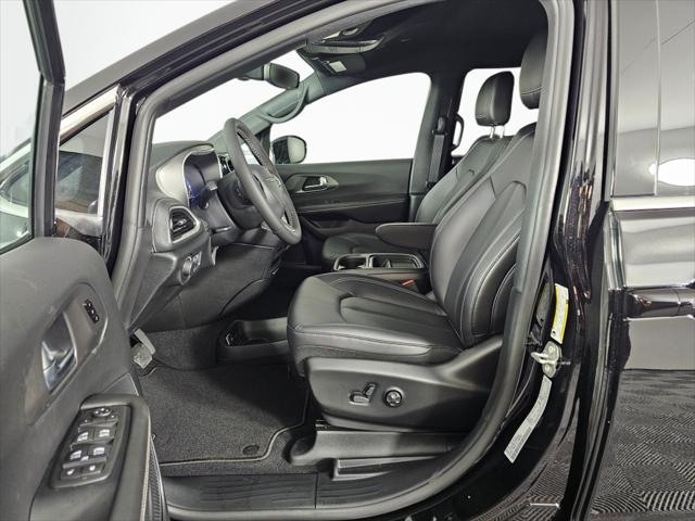 2027 Chrysler Pacifica Select AWD