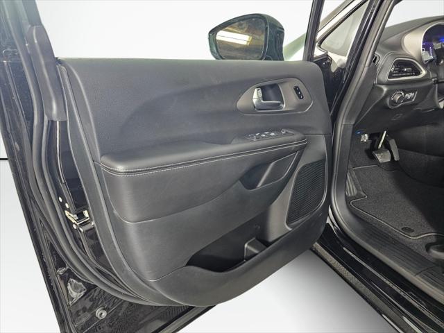 2027 Chrysler Pacifica Select AWD