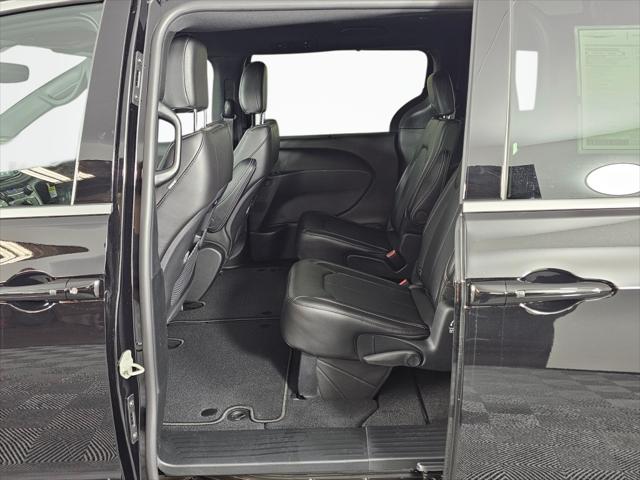 2027 Chrysler Pacifica Select AWD