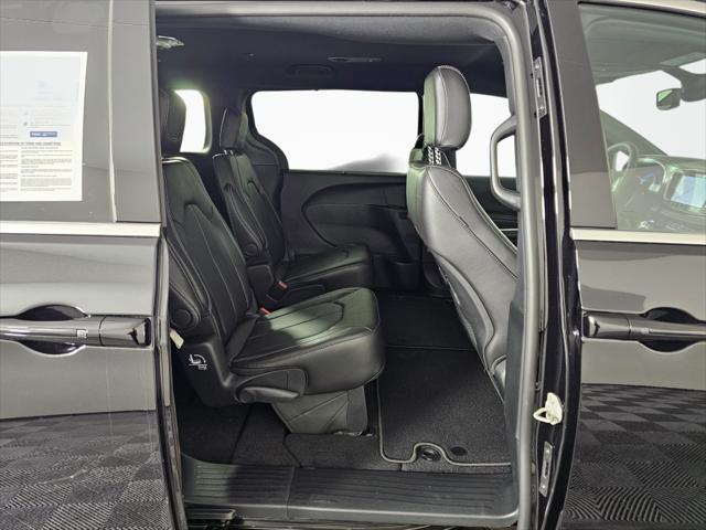 2027 Chrysler Pacifica Select AWD