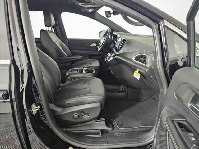 2027 Chrysler Pacifica Select AWD