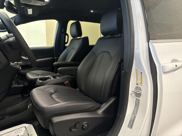 2027 Chrysler Pacifica PACIFICA SELECT AWD