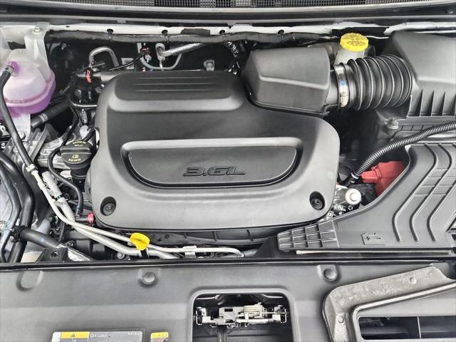 2027 Chrysler Pacifica Select