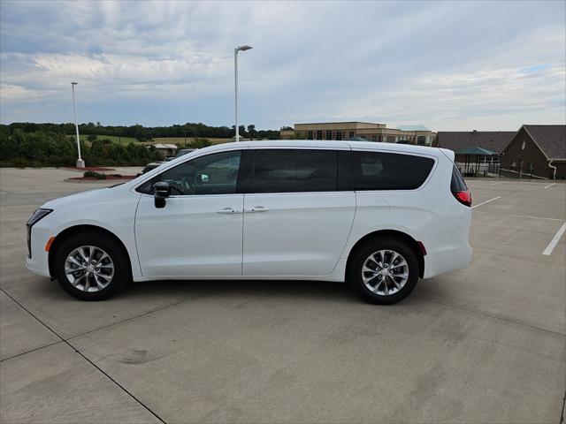 2027 Chrysler Pacifica Select AWD
