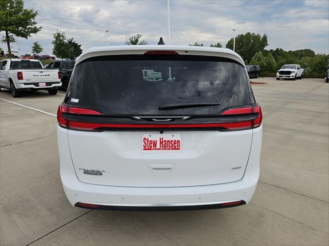 2027 Chrysler Pacifica Select AWD