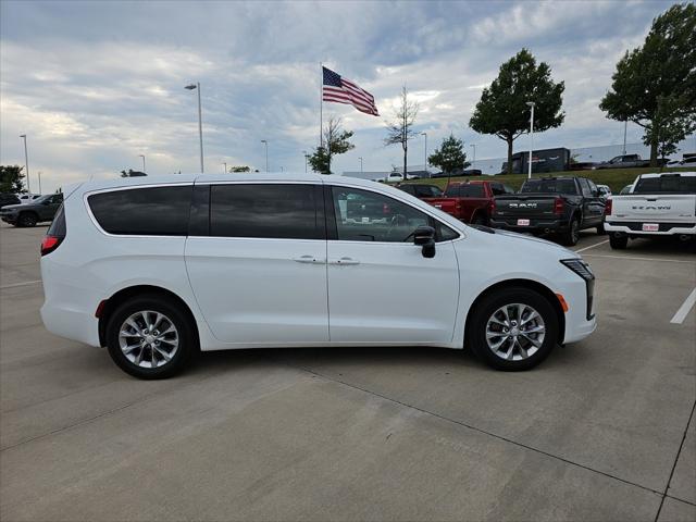2027 Chrysler Pacifica Select AWD