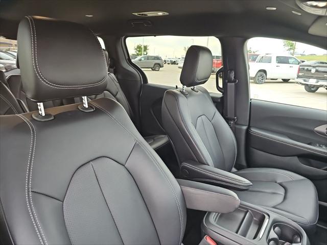 2027 Chrysler Pacifica Select AWD