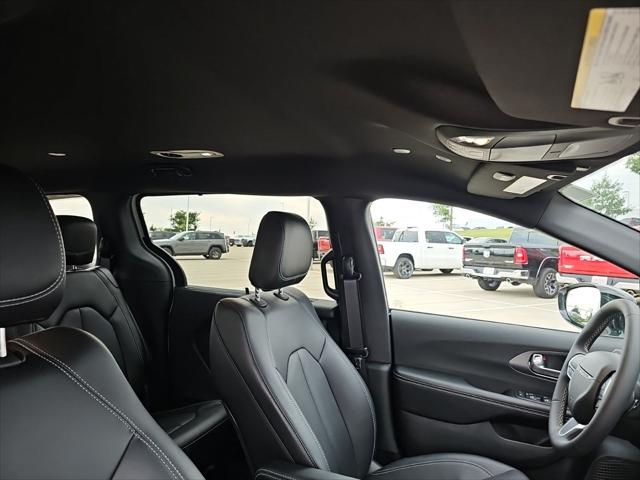 2027 Chrysler Pacifica Select AWD
