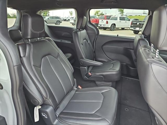 2027 Chrysler Pacifica Select AWD