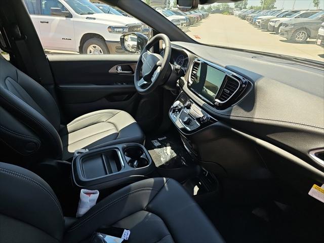2027 Chrysler Pacifica Select AWD
