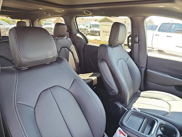 2027 Chrysler Pacifica Select AWD