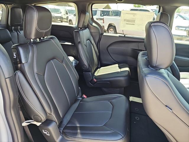 2027 Chrysler Pacifica Select AWD