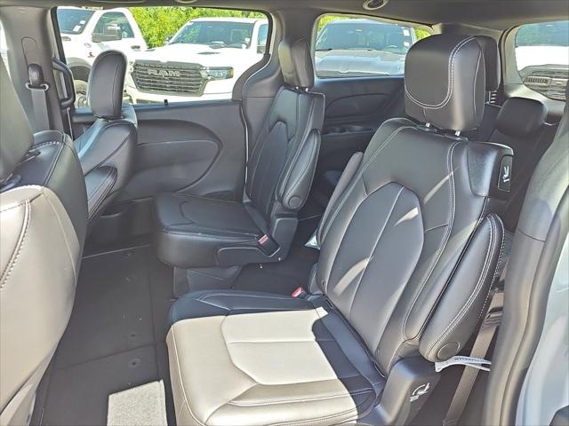 2027 Chrysler Pacifica Select AWD