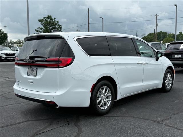2027 Chrysler Pacifica Select